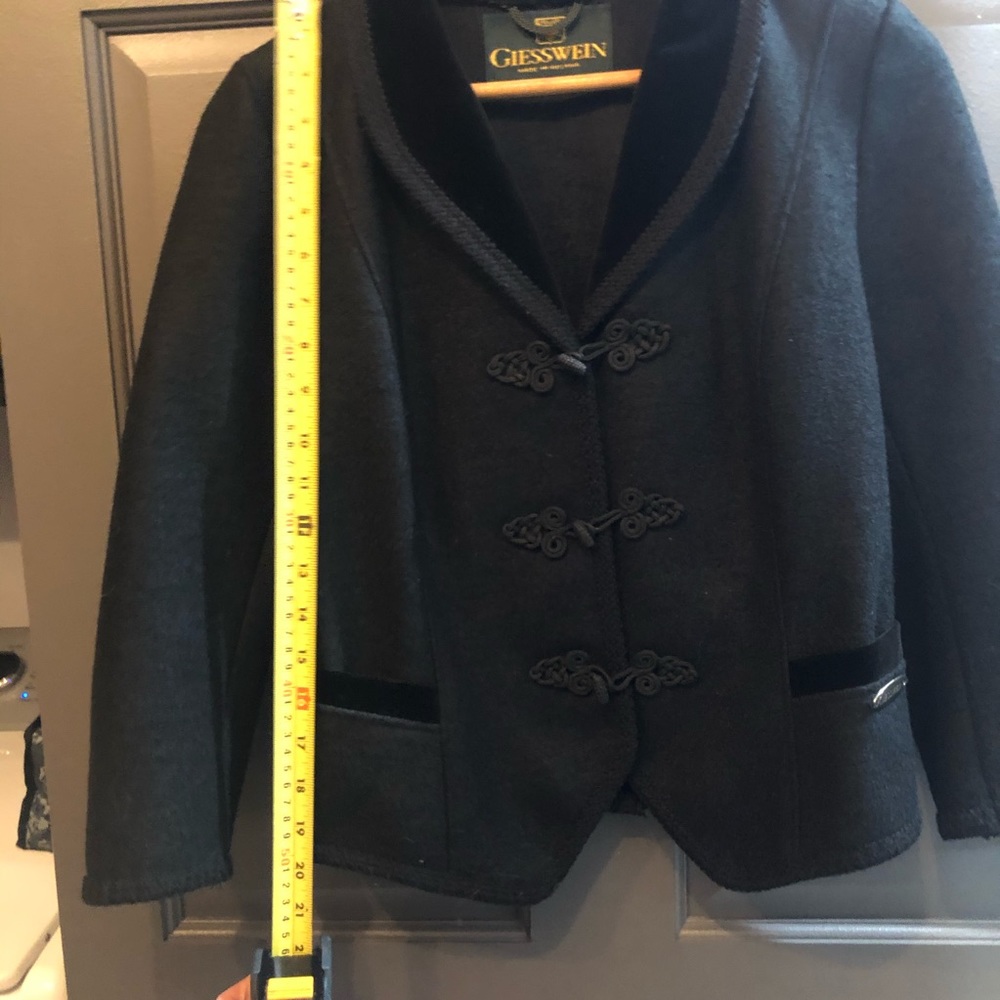 Vintage GIESSWEIN wool jacket with a velvet touch - Picture 4 of 8